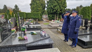 Policjanci na cmentarzu oddają hołd poległym policjantom.