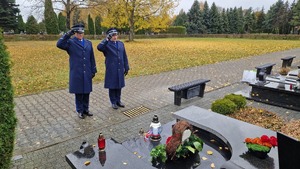 Policjanci na cmentarzu oddają hołd poległym policjantom.