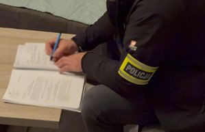 Policjant sporządza protokół.