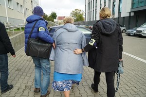 Policjanci z zatrzymaną kobietą.