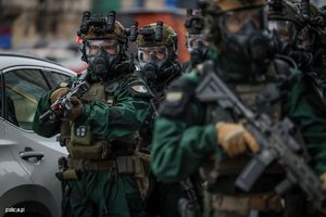 Kontrterroryści w trakcie działań.