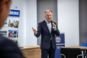 Prowadzący spotkanie organizacyjne przemawia.