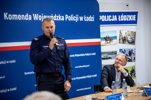 Przemawia komendant KWP w Łodzi.