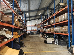 Hala magazynowa z częściami samochodowymi.
