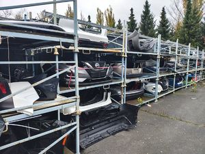 Regały z częściami samochodowymi.