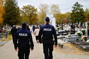 Policjanci na cmentarzu.