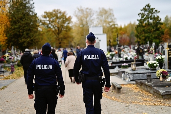 Policjanci na cmentarzu.