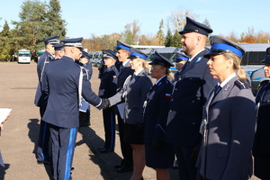 Komendanci wręczają akty mianowania.