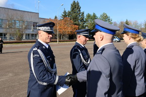 Komendanci wręczają akty mianowania.