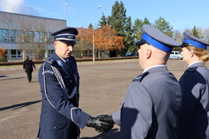 Komendanci wręczają akty mianowania.