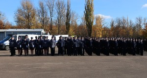 Wspólne zdjęcie zaproszonych gości i ślubujących policjantów.