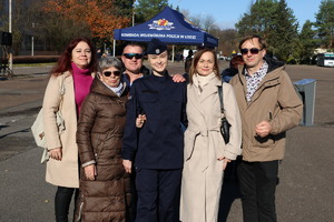 Ślubujący policjant z członkami rodziny.