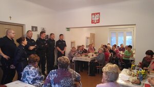 policjanci uczą seniorów bezpiecznych zachowań