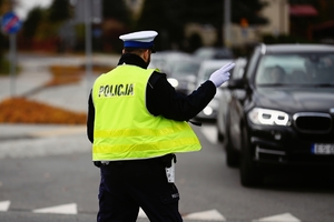 policjant kierujący ruchem.