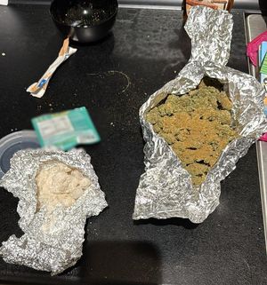 Zielony susz i białe kryształki w sreberku.