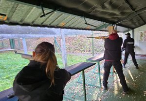 Zawodnicy w trakcie zmagań konkursowych na strzelnicy.