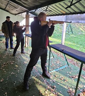 Zawodnicy w trakcie zmagań konkursowych na strzelnicy.