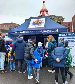 Piknik namiot policyjni dookoła ludzie.