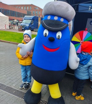 Maskotka policyjna, przy namiocie.