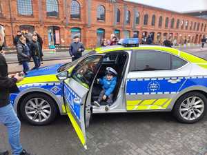 Radiowóz policyjny w środku mężczyzna.