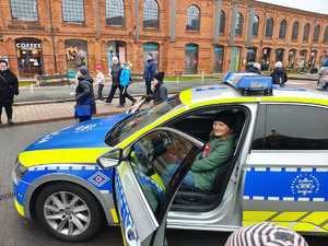 Radiowóz policyjny w środku kobieta.