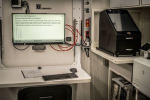 Mobilna platforma kryminalistyczna wnętrze.