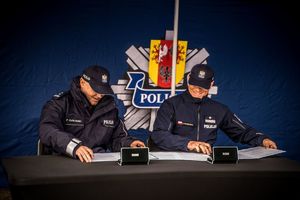 Komendant Wojewódzki Policji w Łodzi podpisuje porozumienie.