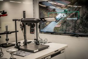 wnętrze mobilnej platformy kryminalistycznej.