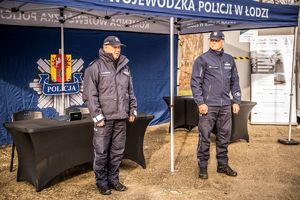 Komendant z przedstawicielem z KGP stoja przy namiocie.