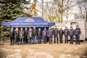 Komendanci i zaproszeni goście pod namiotem podczas przekazania mobilnej platformy kryminalistycznej.