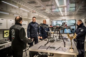 Komendanci i zaproszeni goście w mobilnej platformie kryminalistycznej.