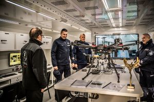 Komendanci i zaproszeni goście w mobilnej platformie kryminalistycznej.