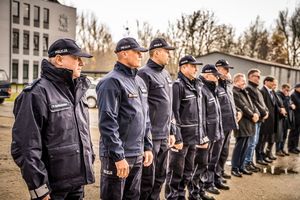 Komendanci na uroczystym przekazaniu mobilnej platform kryminalistycznej.