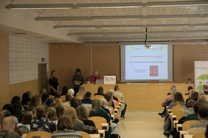 Konferencja na auli siedzą słuchacze.