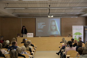 Konferencja na auli, na sali siedzą słuchacze.