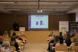 Policjant na auli prowadzi prelekcję, na auli siedzą uczestnicy konferencji.