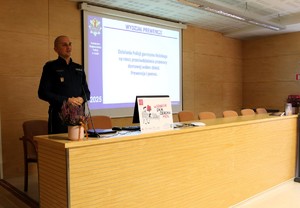 Policjant prowadzi wykład na konferencji.