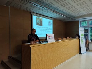 Policjant prowadzi wykład na auli.