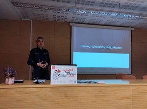 Policjantka prowadzi wykład na auli.