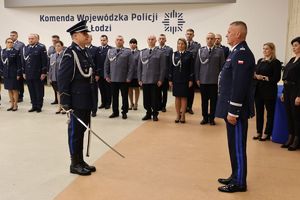 Policjanci w trakcie mianowania na wyższe stopnie.