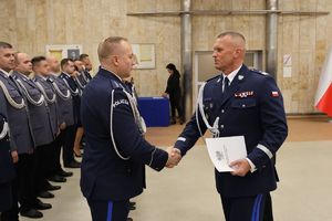 Komendant wręcza policjantom akty mianowania.