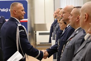 Komendant wręcza policjantom akty mianowania.