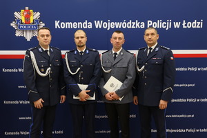 Na pamiątkowym zdjęciu policjanci.