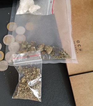 Narkotyki w torebkach strunowych leżą na podłodze.