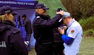 Komendant wręcza medale.