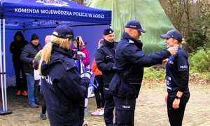 Komendant wręcza medale.