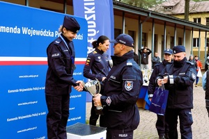 Komendant wręcza puchary.