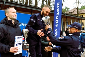 Komendant wręcza puchary.