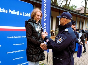 Komendant wręcza puchary.