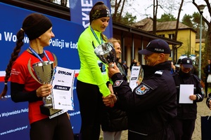 Komendant wręcza puchary.